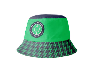 Zielony kapelszu z barwami klubu sportowego. Idealny do personalizacji. Można na nim wydrukować wszystko. Perfekcyjne narzedzie marketingowe z logo firmy.